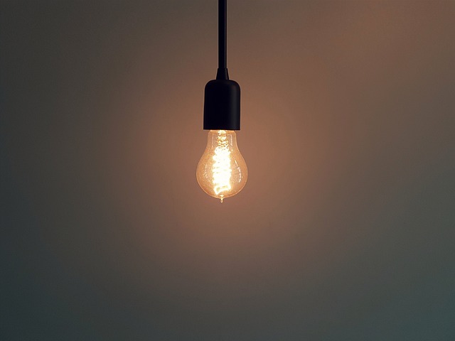 žárovka na stropě